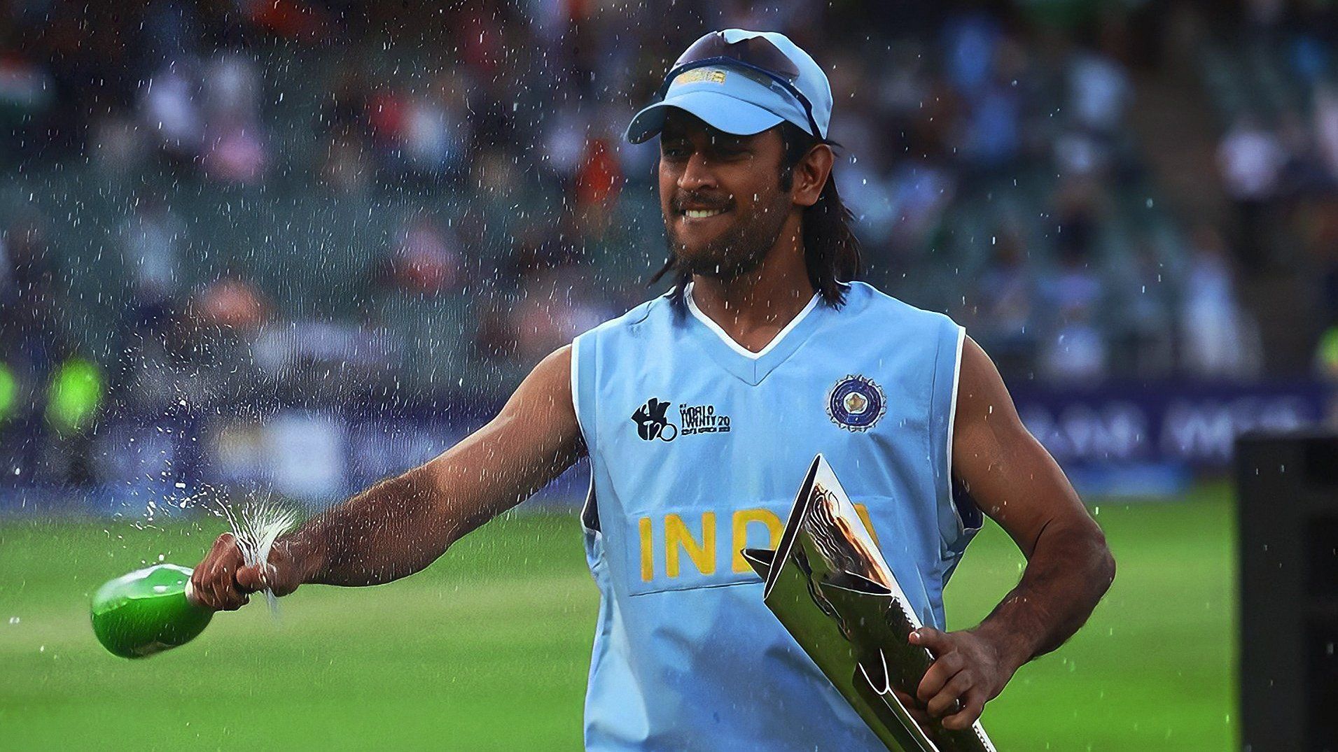 MS Dhoni with T20 World Cup Trophy 2007.jpeg